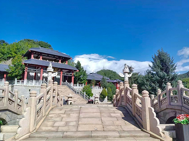 长城华人怀思堂特色墓区附近整洁环境